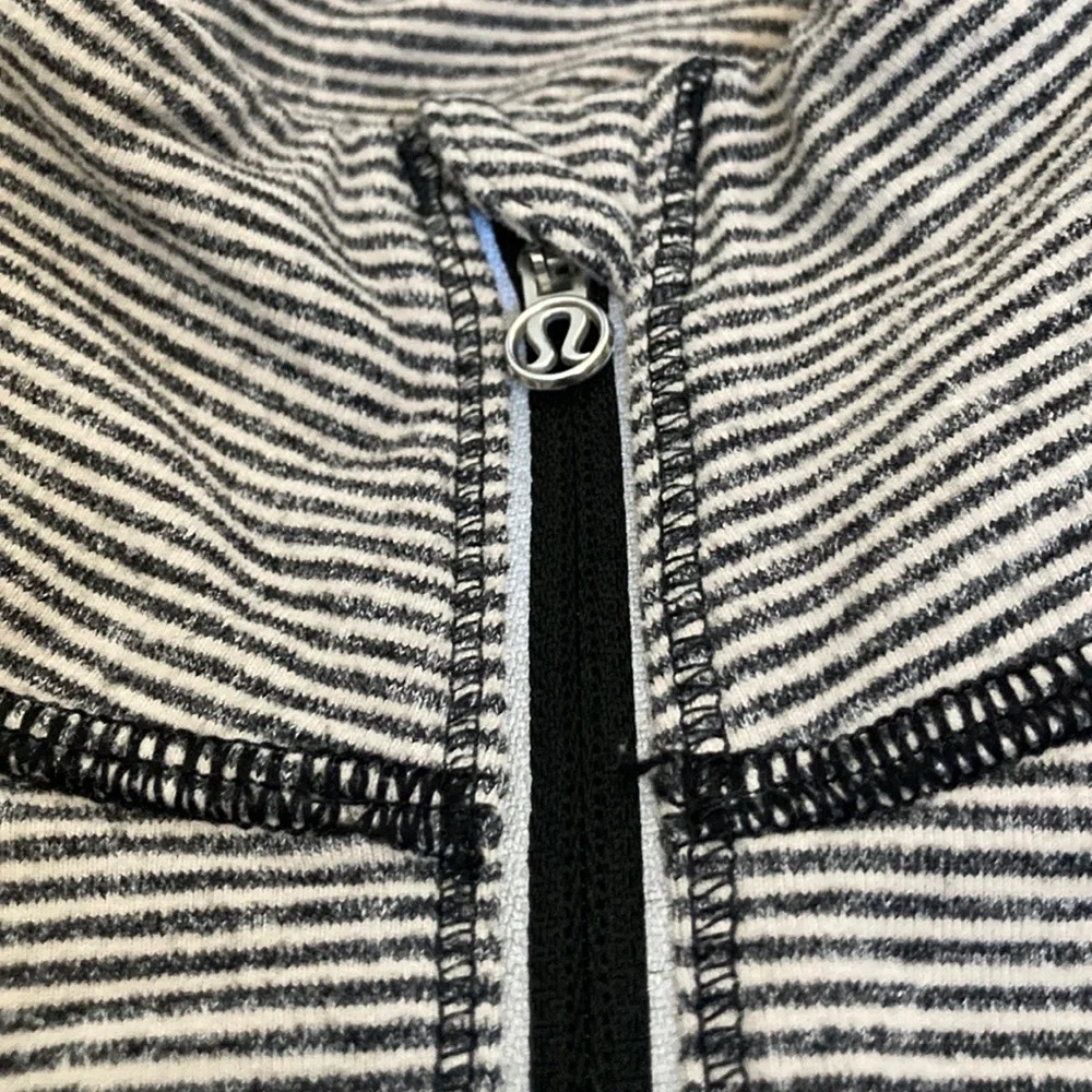 Lululemon 🍋 Base runner 1/2 zip pullover black/white with mesh detail sz 6 - Picture 2 of 7